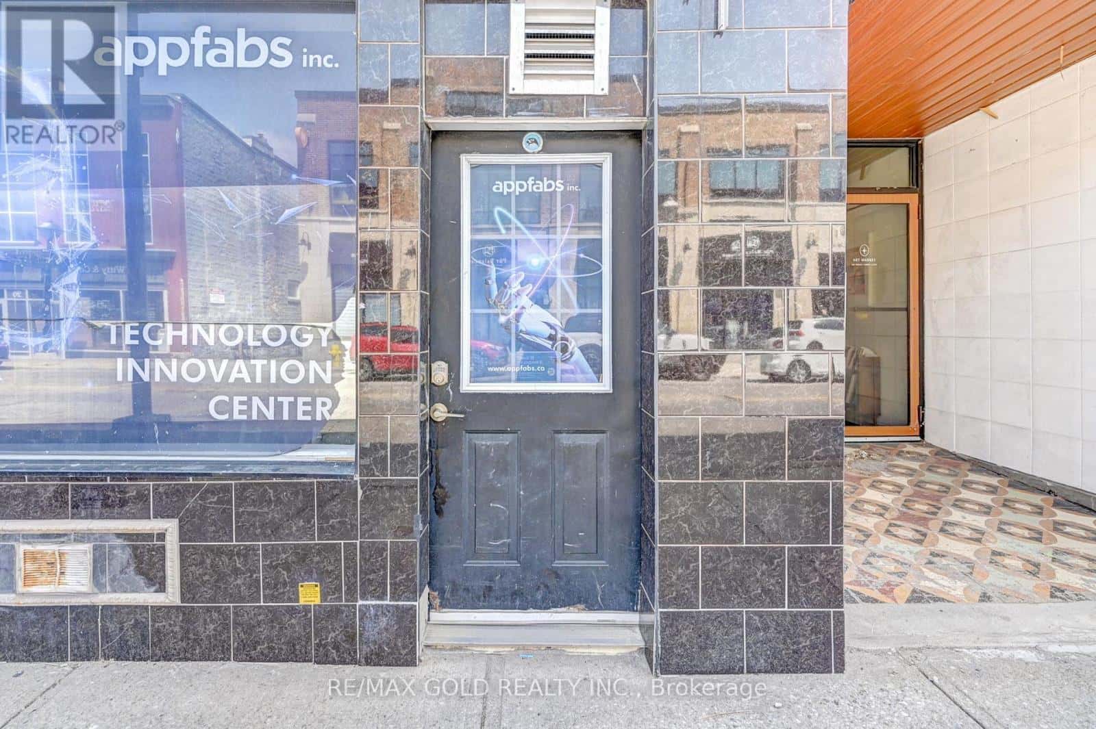 15 AINSLIE STREET N — Cambridge - Photo 4 of 50