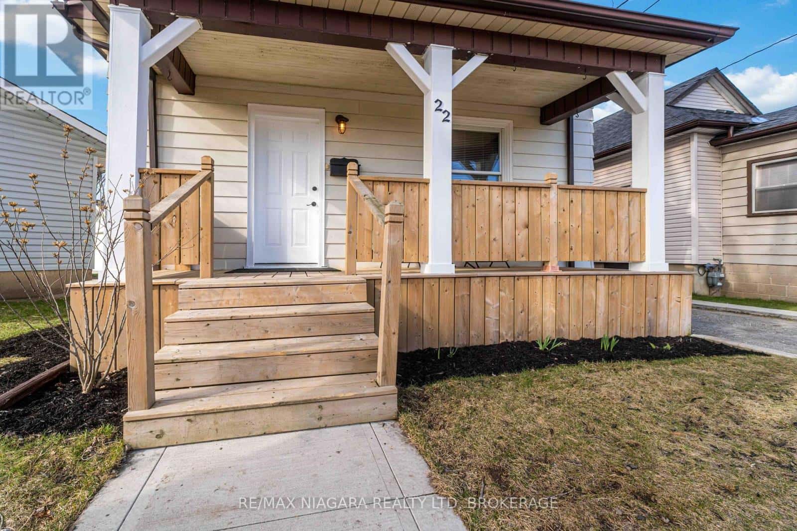 22 BERTRAM STREET — St. Catharines (E. Chester), Ontario - Photo 2 of 28