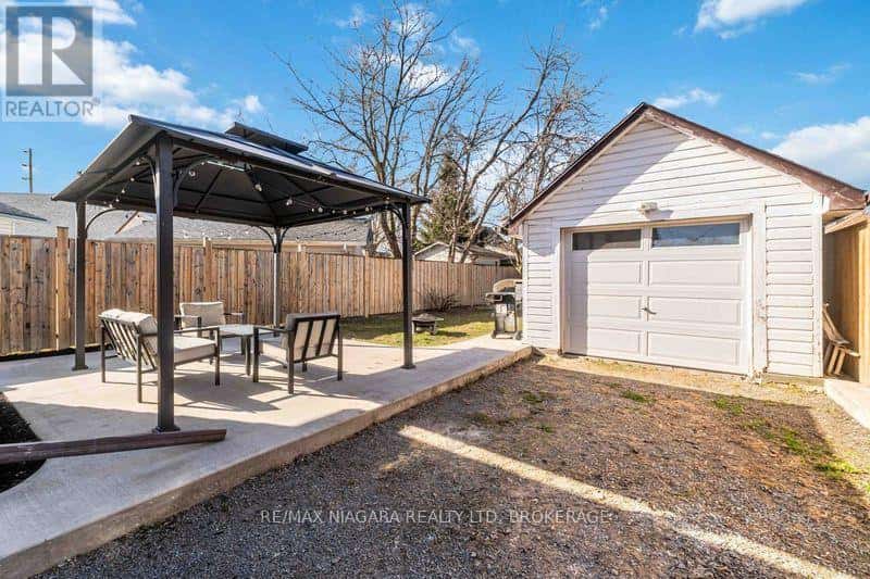 22 BERTRAM STREET — St. Catharines (E. Chester), Ontario - Photo 4 of 28