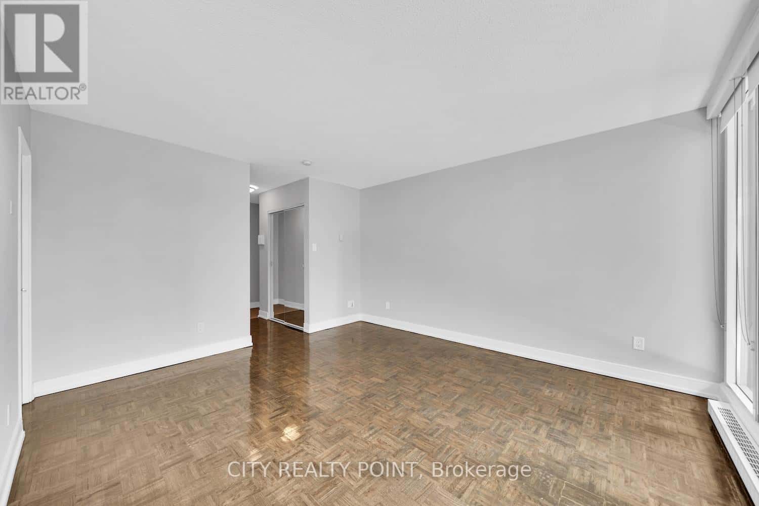 Toronto (Church-Yonge Corridor) — Toronto (Church-Yonge Corridor) - Photo 4 of 18