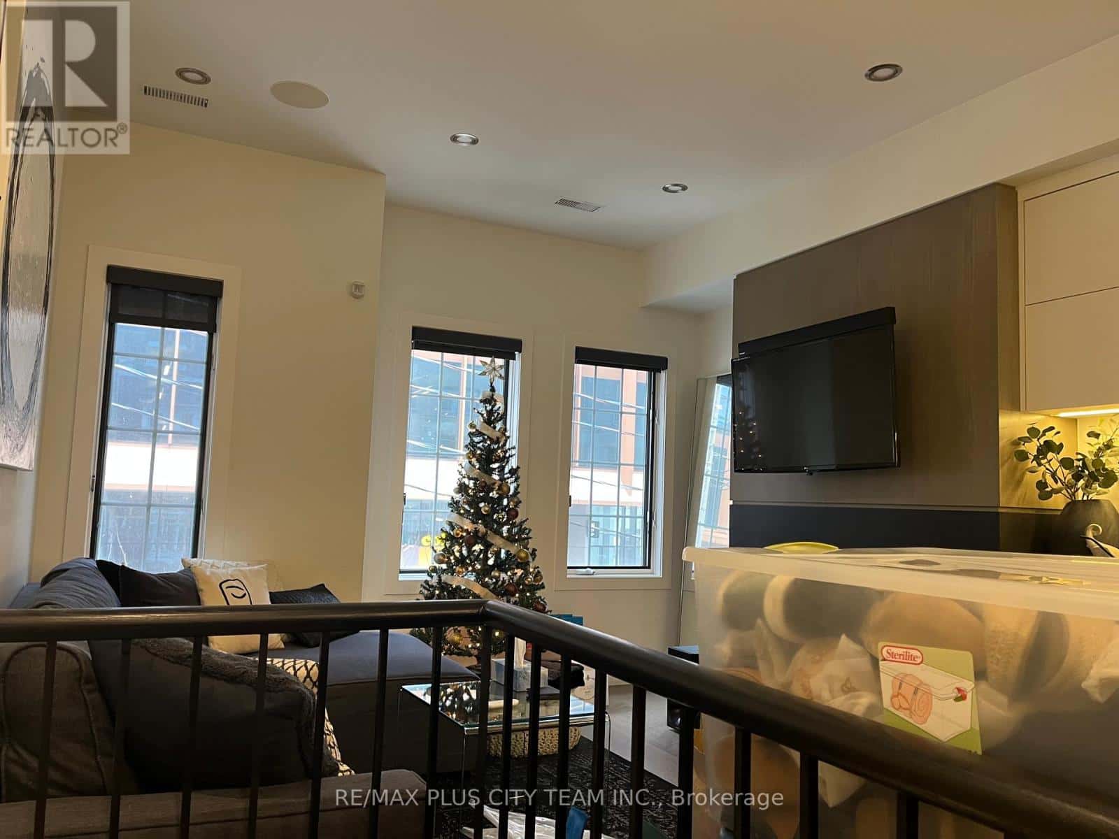 Toronto (Waterfront Communities) — Toronto (Waterfront Communities) - Photo 5 of 14