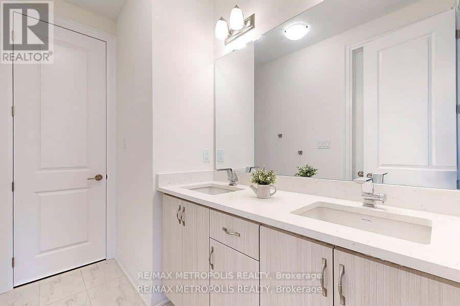 Vaughan (Vellore Village) — Vaughan (Vellore Village) - Photo 4 of 6