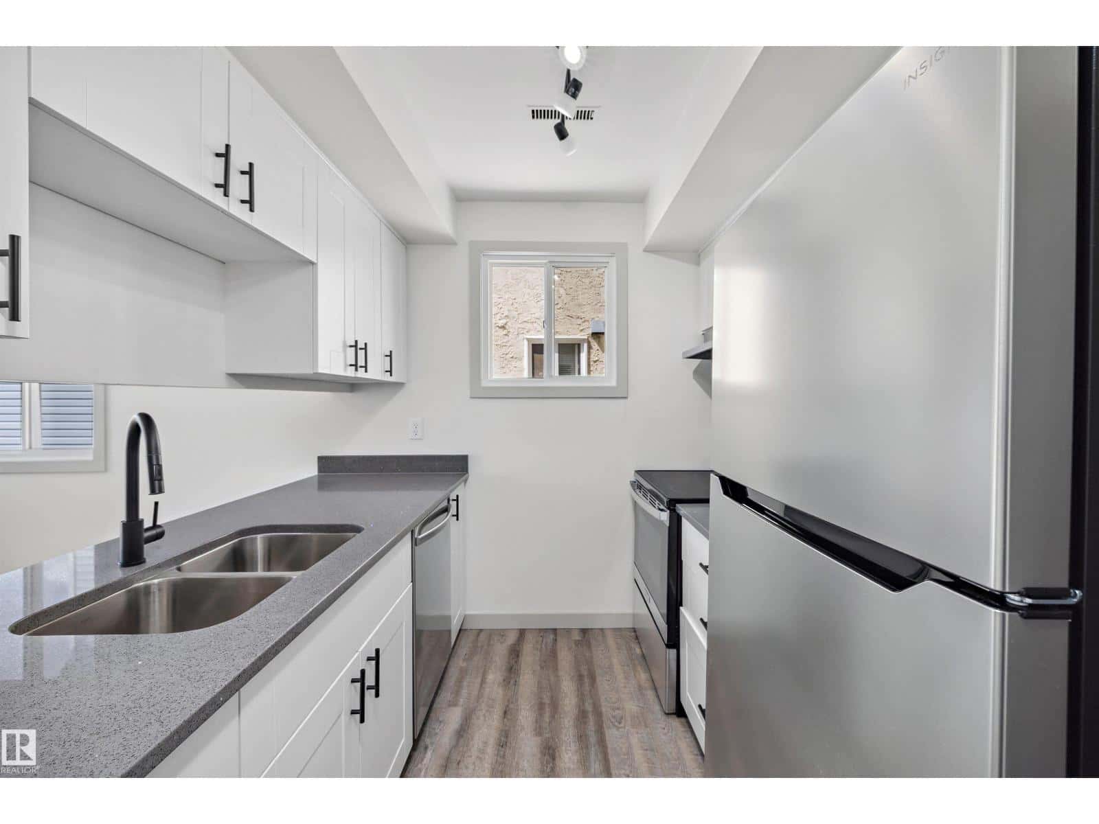 Edmonton — Edmonton - Photo 5 of 36