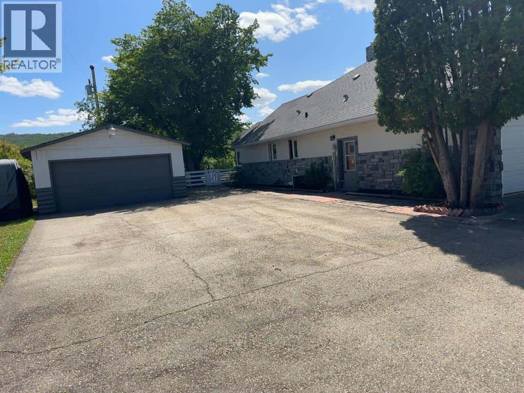 11905 91 Street — Peace River, Alberta - Photo 3 of 50