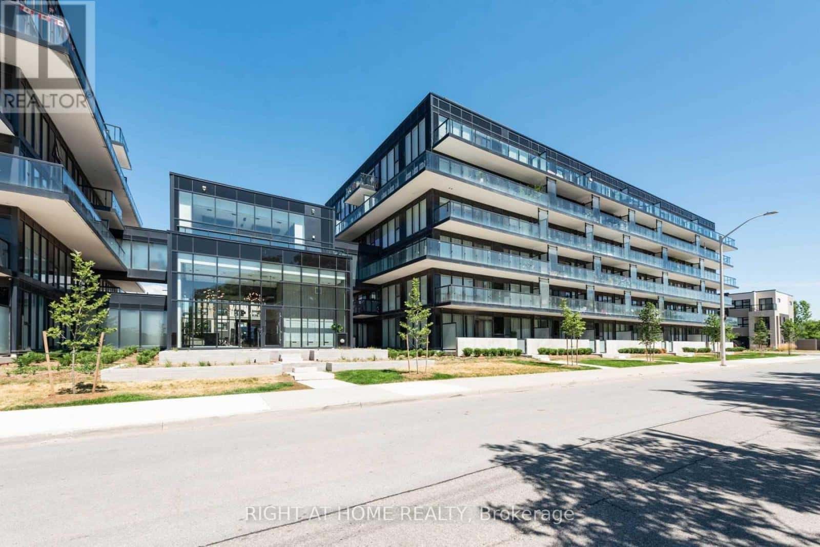 Burlington (LaSalle) — Burlington (LaSalle) - Photo 2 of 30