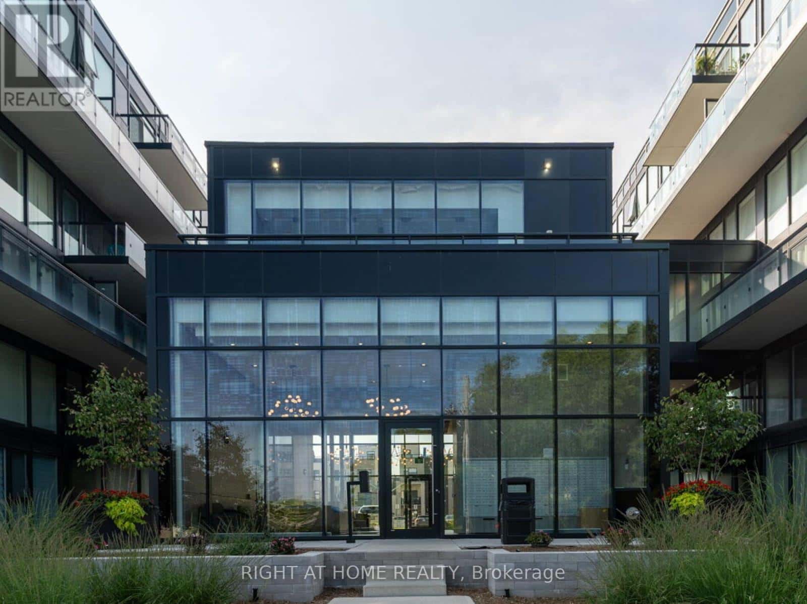 Burlington (LaSalle) — Burlington (LaSalle) - Photo 4 of 30