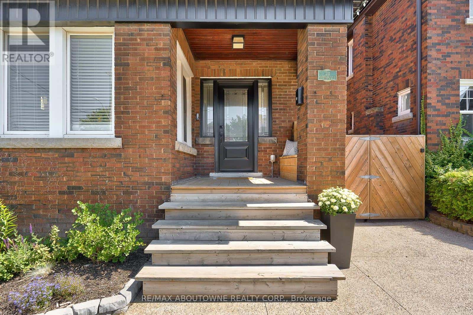 23 OTTAWA STREET S — Hamilton (Delta) - Photo 2 of 20