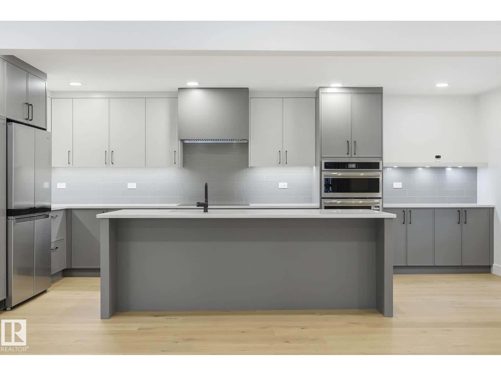 14604 MACKENZIE DR NW — Edmonton - Photo 5 of 53