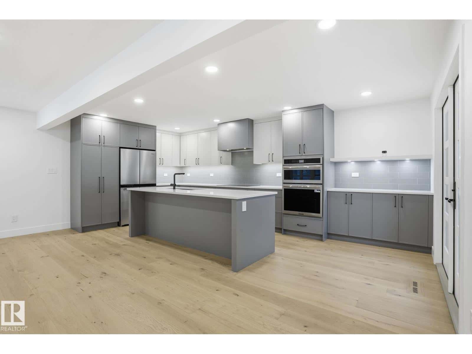 14604 MACKENZIE DR NW — Edmonton - Photo 4 of 53