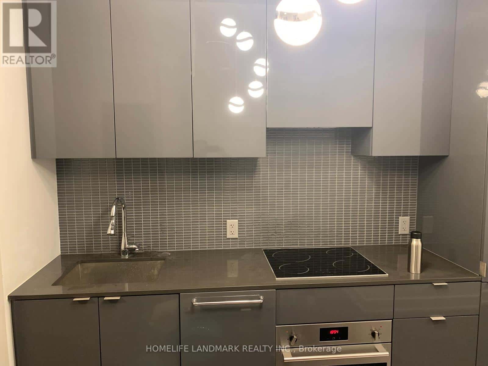 Toronto (Bay Street Corridor) — Toronto (Bay Street Corridor) - Photo 2 of 23