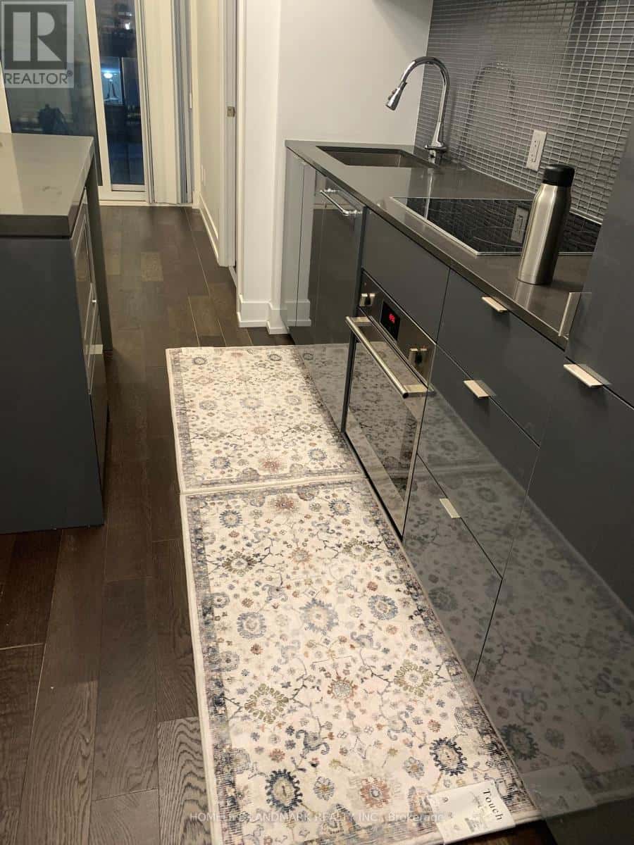 Toronto (Bay Street Corridor) — Toronto (Bay Street Corridor) - Photo 4 of 23