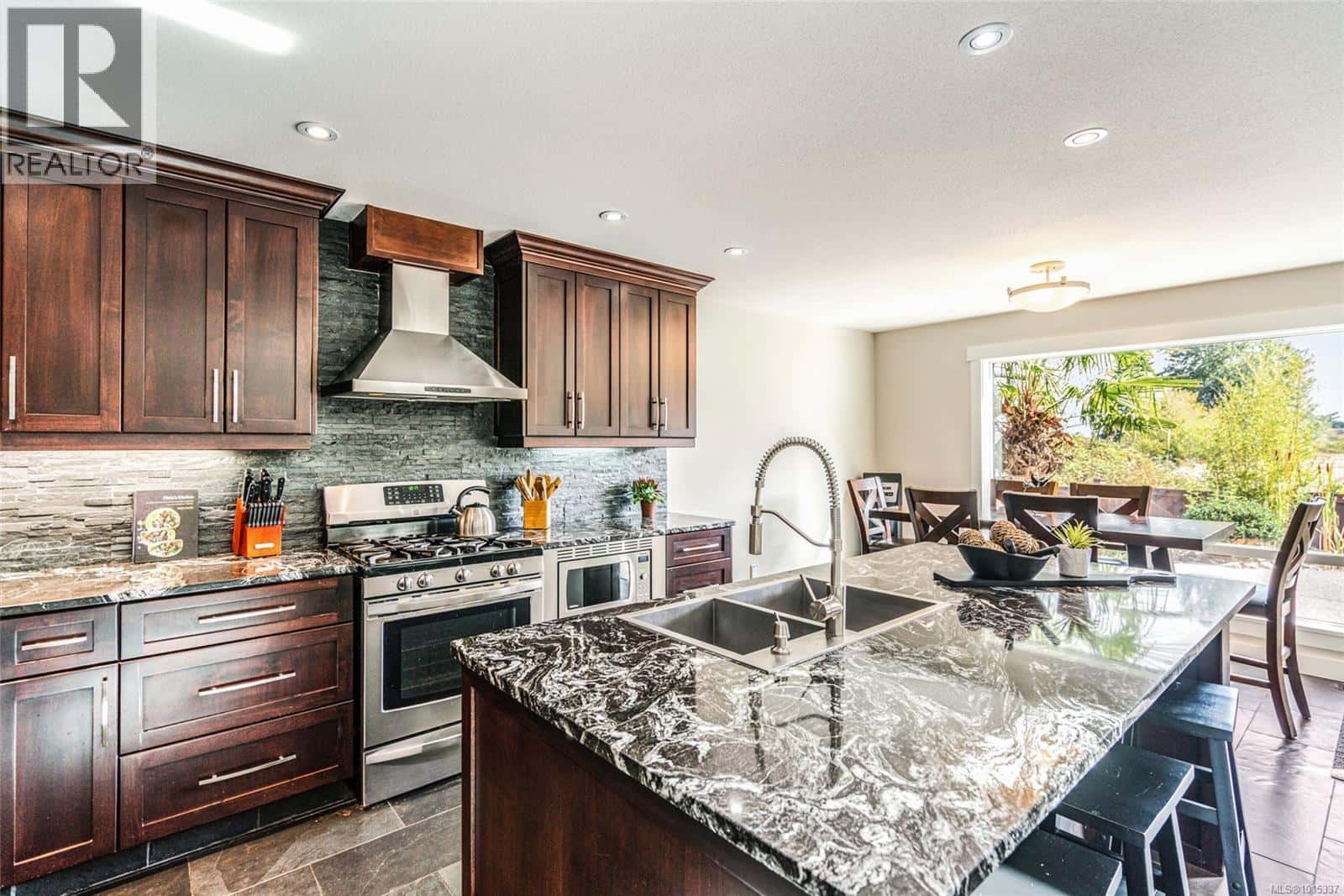 2466 Summerset Rd — Nanoose Bay, British Columbia - Photo 4 of 57