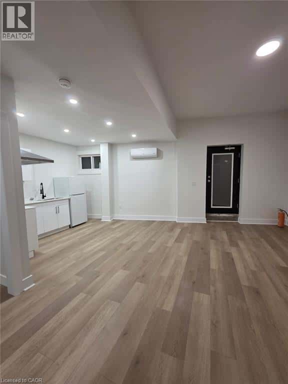 Welland — Welland - Photo 4 of 10