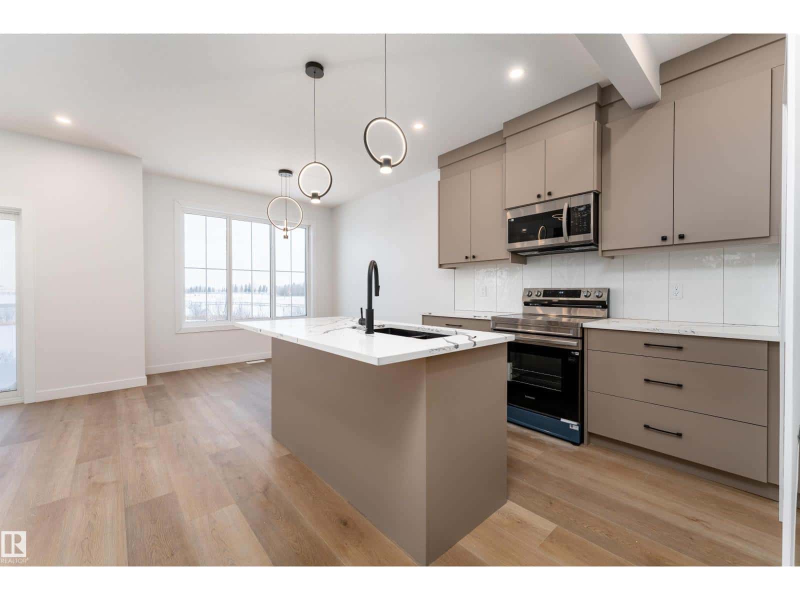 186 Elliot WD — Fort Saskatchewan - Photo 2 of 37