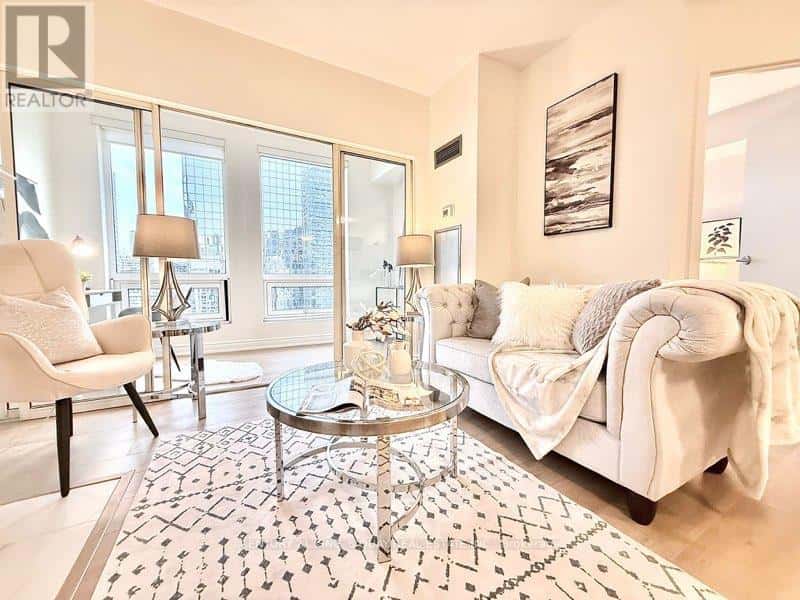 LPH2 - 25 GRENVILLE STREET — Toronto (Bay Street Corridor), Ontario - Photo 3 of 16