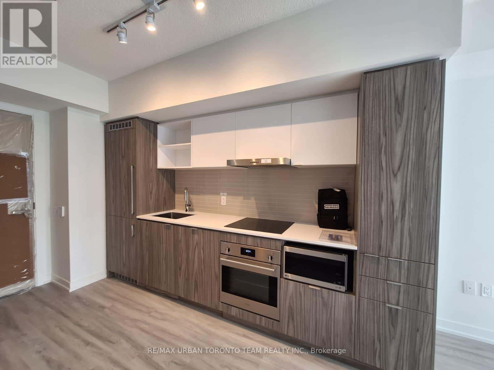 Toronto (Waterfront Communities) — Toronto (Waterfront Communities) - Photo 4 of 12