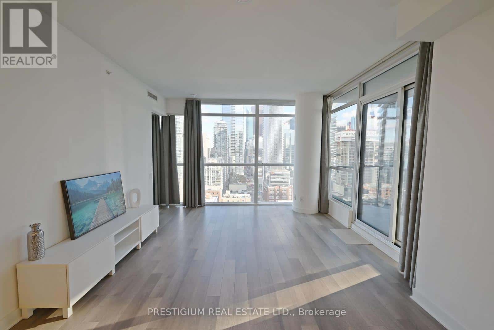 Toronto (Waterfront Communities) — Toronto (Waterfront Communities) - Photo 3 of 37