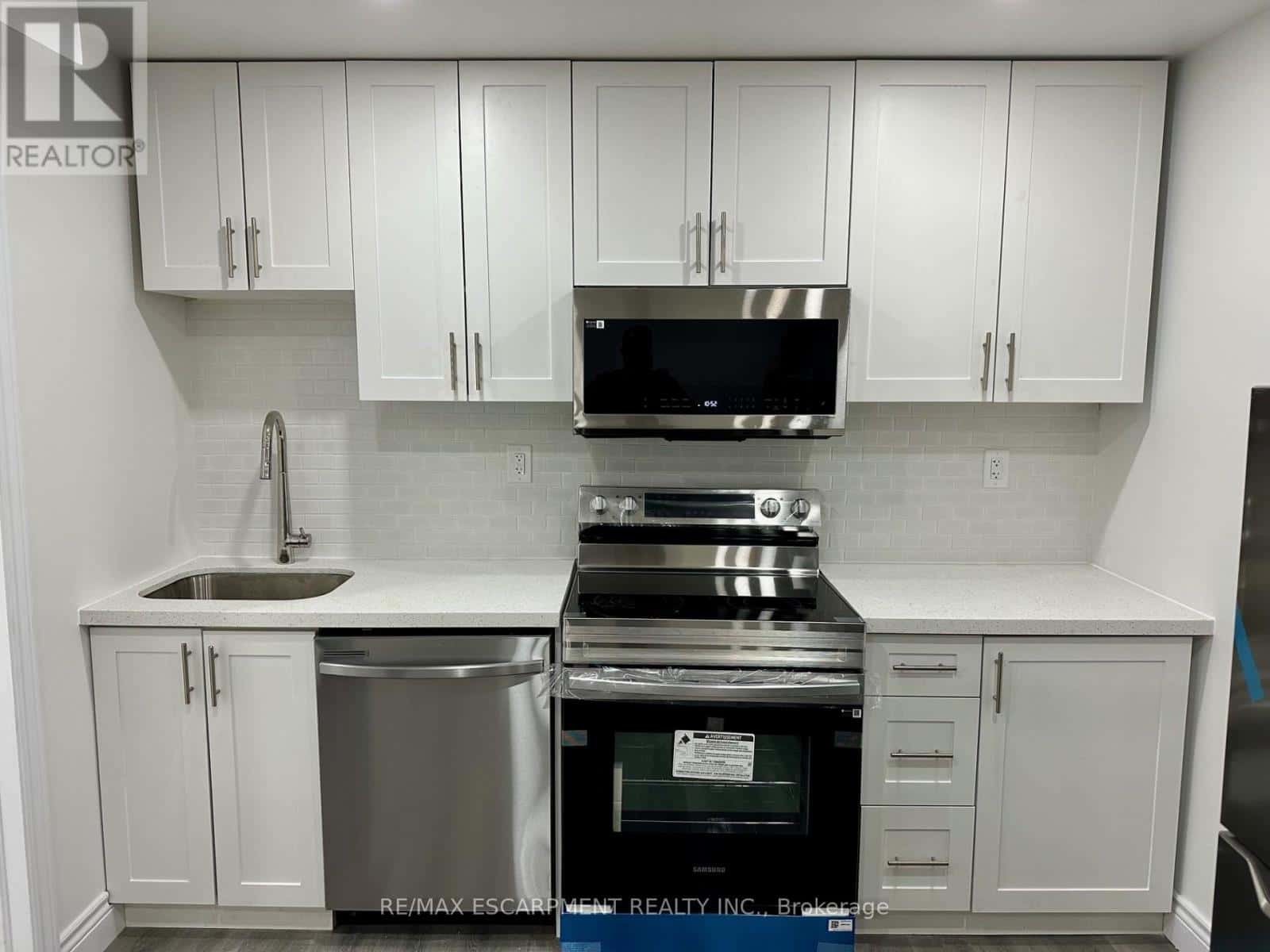 LOWER - 21 THAMES WAY — Hamilton (Mount Hope) - Photo 3 of 8