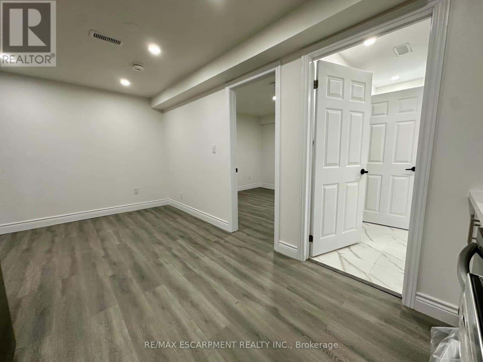 LOWER - 21 THAMES WAY — Hamilton (Mount Hope) - Photo 4 of 8