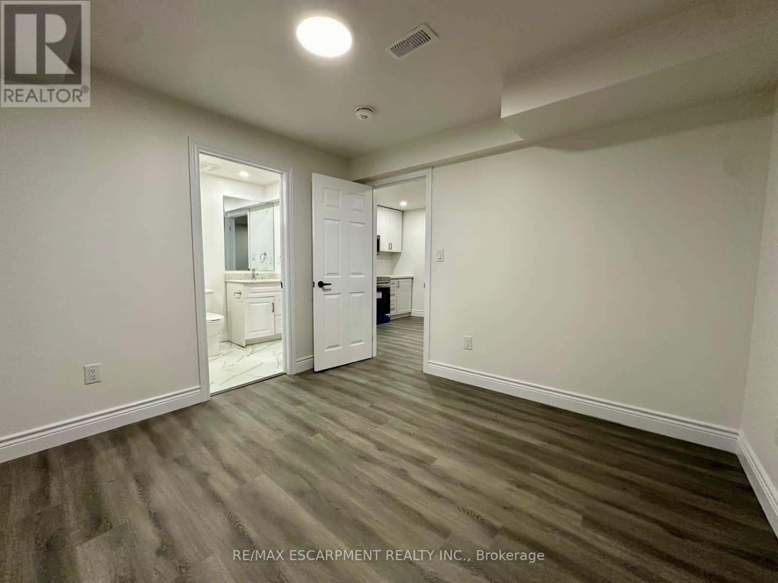 LOWER - 21 THAMES WAY — Hamilton (Mount Hope) - Photo 5 of 8