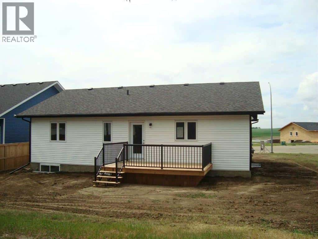 2 Evron Place — Trochu, Alberta - Photo 5 of 43