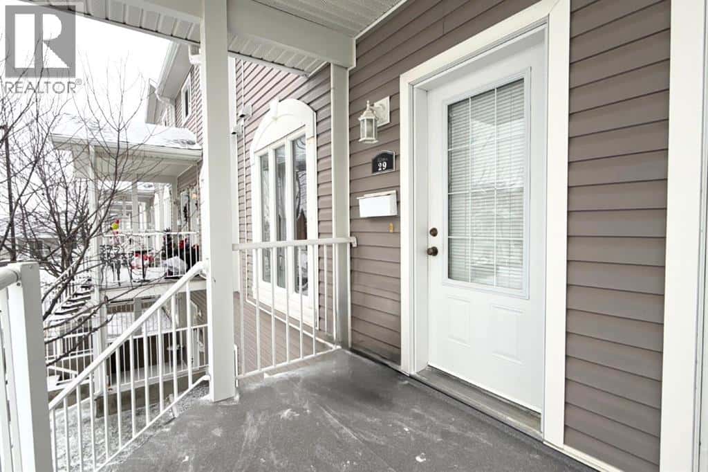 29 Somerset Lane SE — Medicine Hat, Alberta - Photo 4 of 20