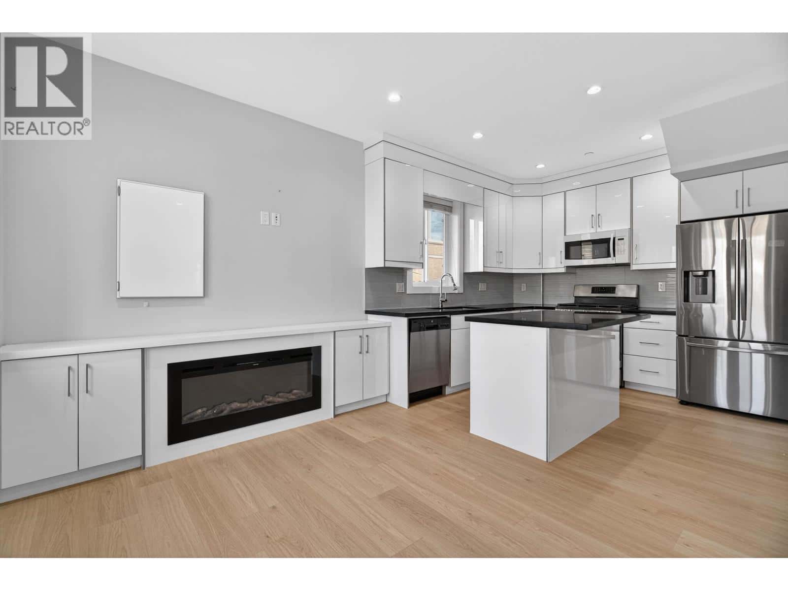 2430 E 41 AVENUE — Vancouver, British Columbia - Photo 4 of 29