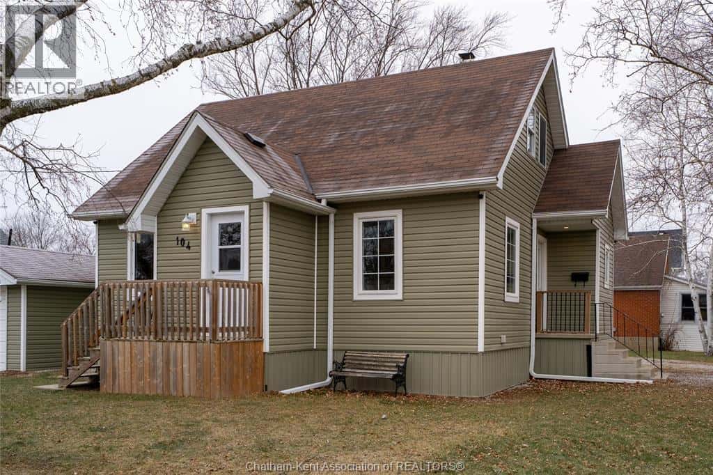 104 BRANDER AVENUE — Wallaceburg - Photo 2 of 36