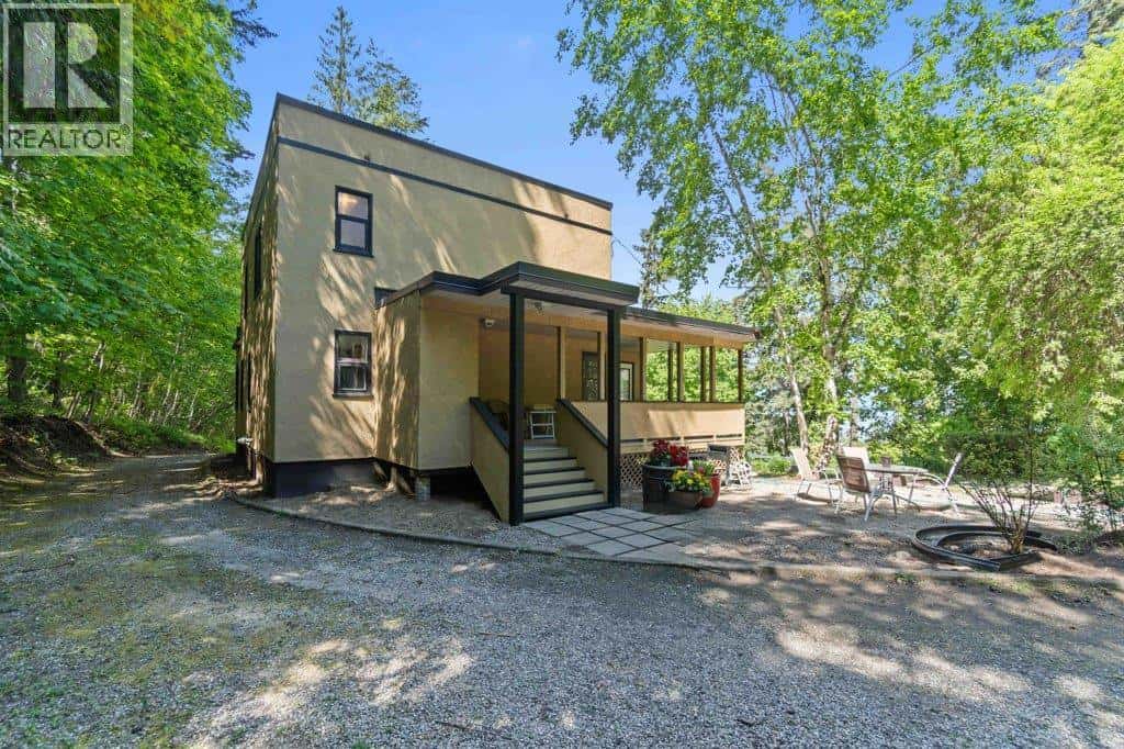 Salmon Arm — Salmon Arm - Photo 2 of 79