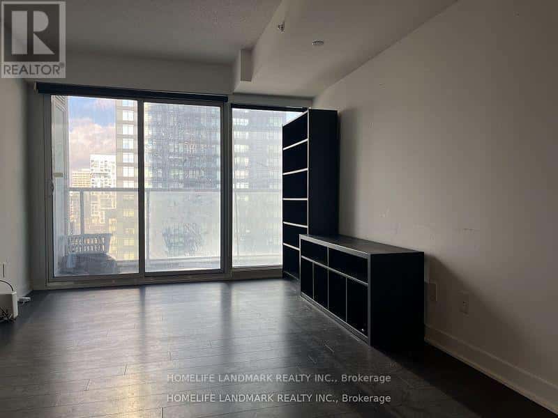 Toronto (Waterfront Communities) — Toronto (Waterfront Communities) - Photo 3 of 9