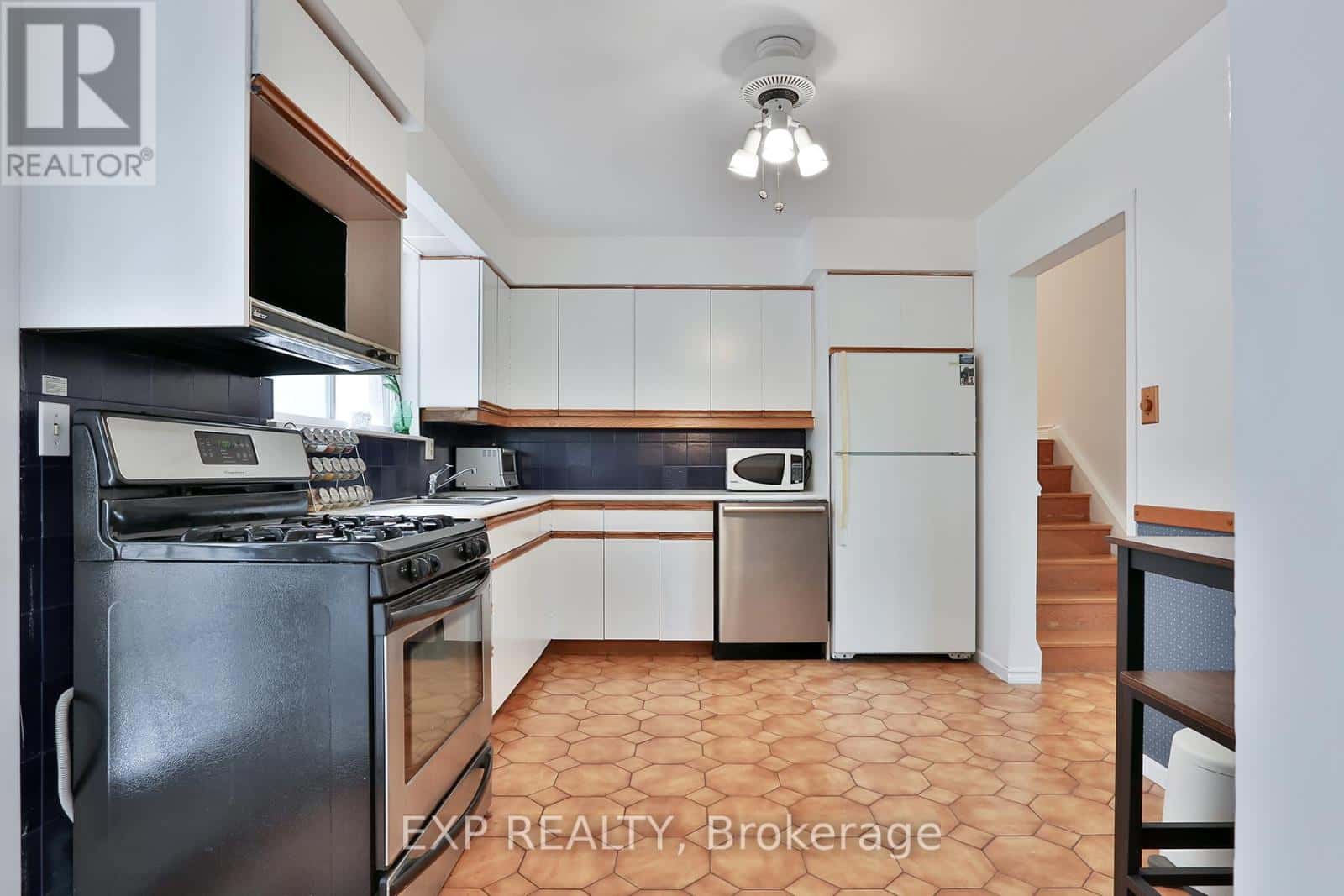 165 CARLSON DRIVE — Newmarket (Gorham-College Manor) - Photo 3 of 50