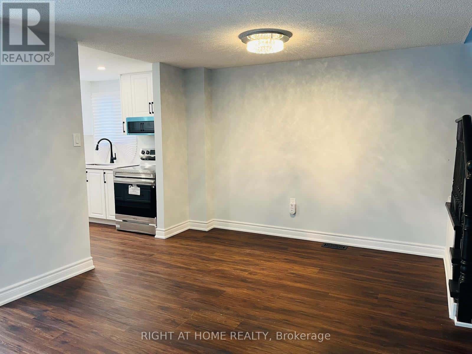 221 HICKLING TRAIL — Barrie (Grove East), Ontario - Photo 4 of 10