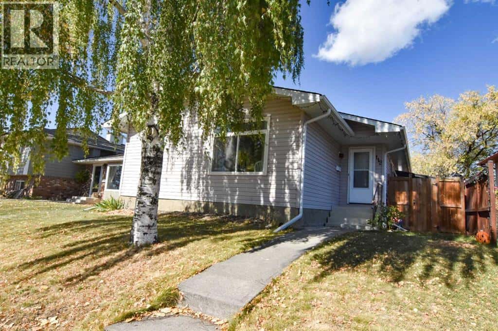 112 Woodvale Road SW — Calgary, Alberta - Photo 3 of 29