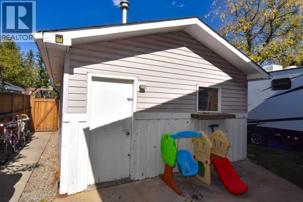 112 Woodvale Road SW — Calgary, Alberta - Photo 5 of 29