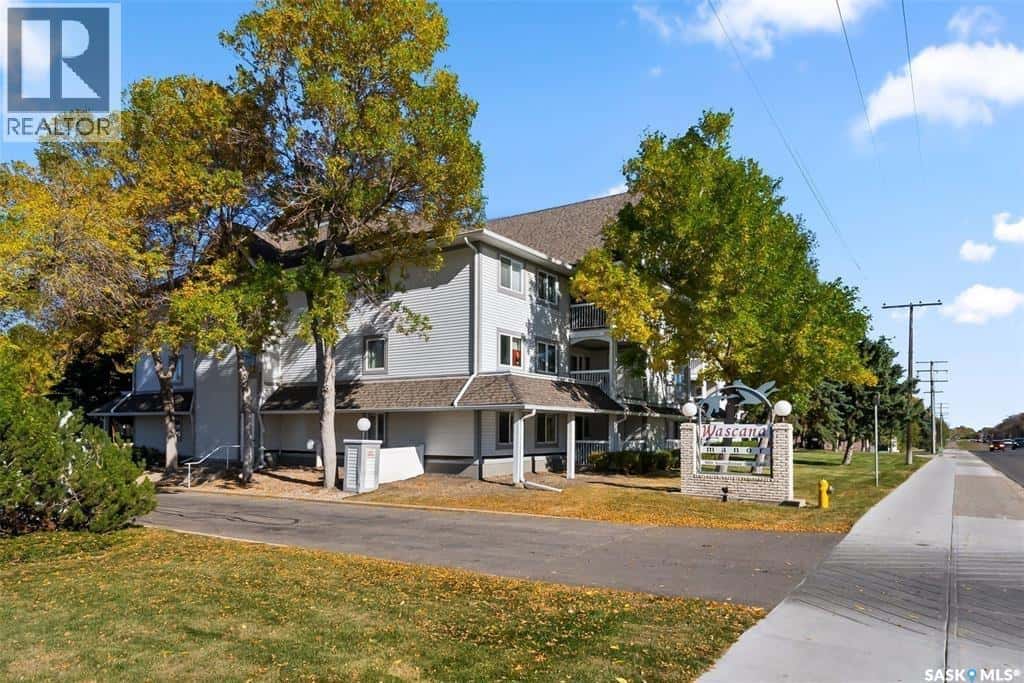 239 960 E Assiniboine AVENUE — Regina, Saskatchewan - Photo 2 of 28