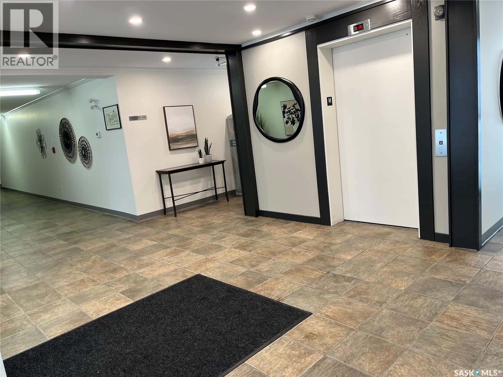 239 960 E Assiniboine AVENUE — Regina, Saskatchewan - Photo 4 of 28