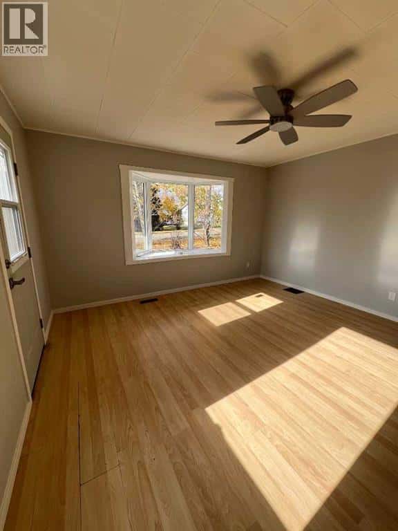 702 6th Avenue — Beaverlodge, Alberta - Photo 4 of 14