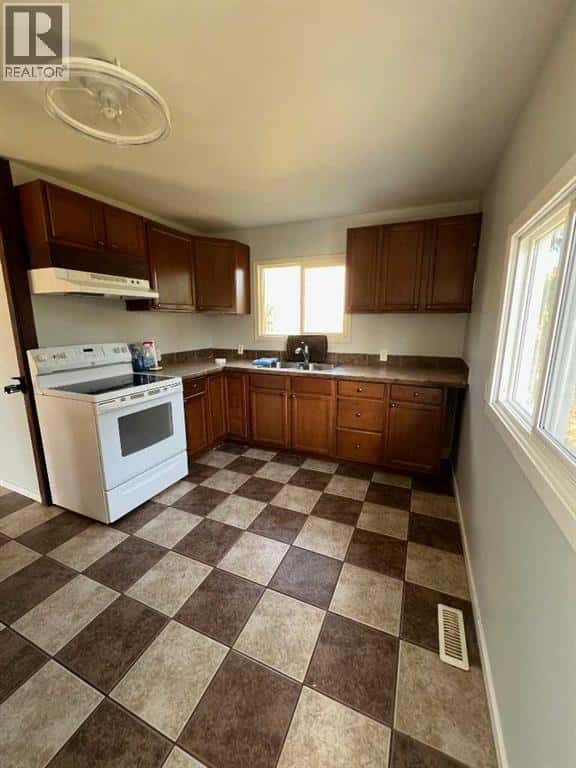 702 6th Avenue — Beaverlodge, Alberta - Photo 2 of 14