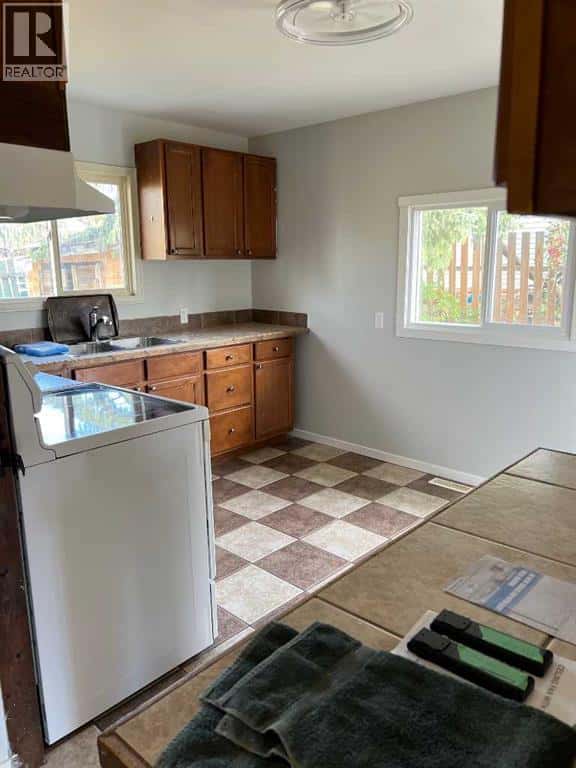 702 6th Avenue — Beaverlodge, Alberta - Photo 3 of 14