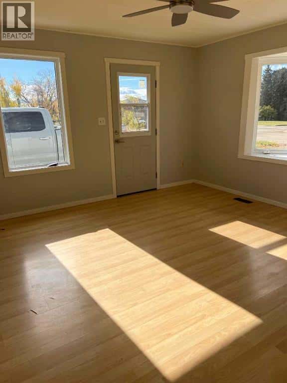 702 6th Avenue — Beaverlodge, Alberta - Photo 5 of 14