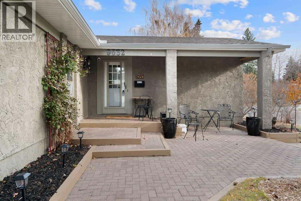 9632 Oakcliffe Drive SW — Calgary, Alberta - Photo 2 of 50