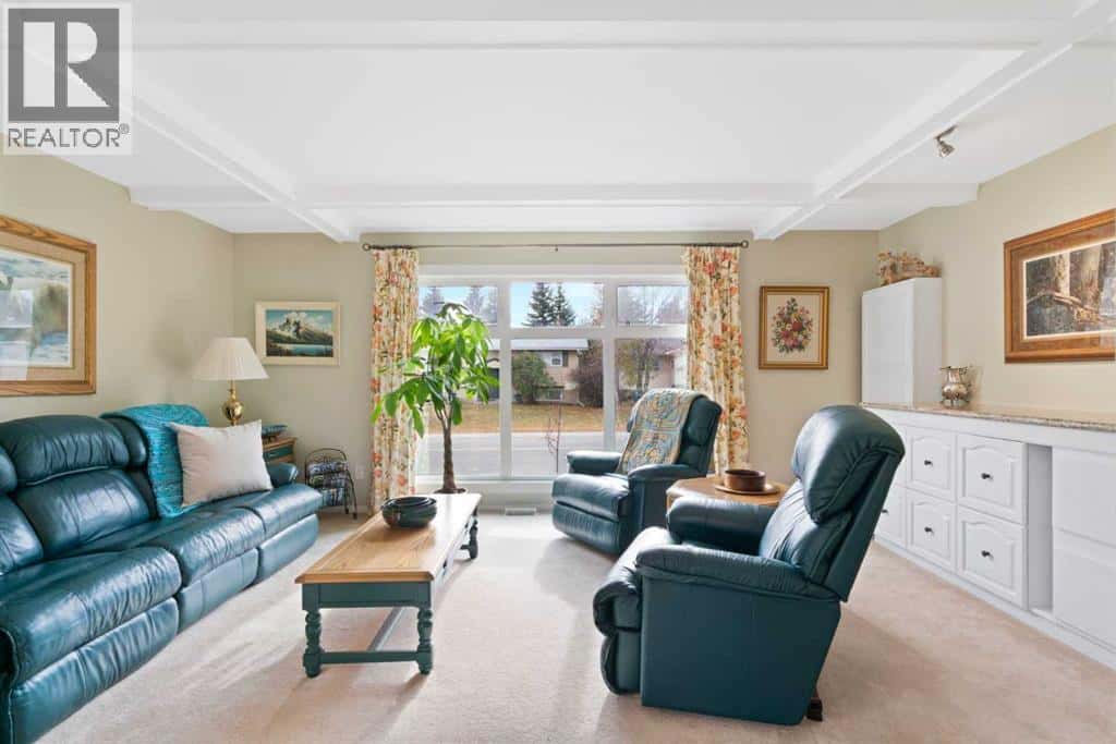 9632 Oakcliffe Drive SW — Calgary, Alberta - Photo 5 of 50