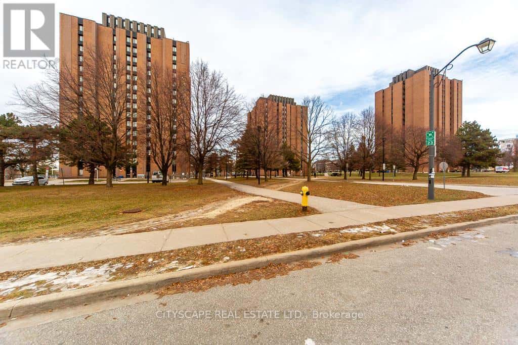 377 ASSINBOINE ROAD — Toronto (York University Heights), Ontario - Photo 2 of 50