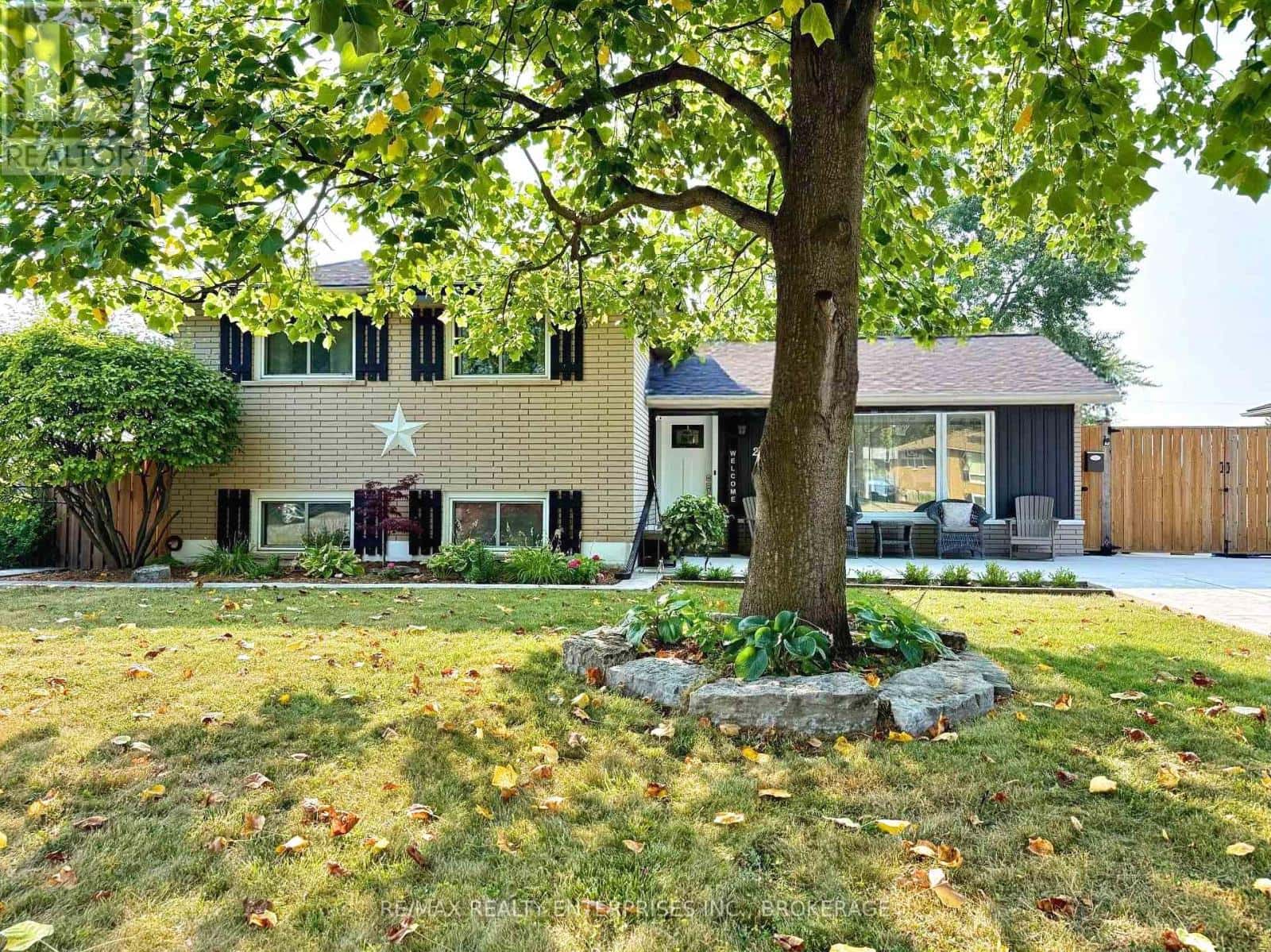 20 KAREN CRESCENT — Grimsby (Grimsby Beach), Ontario - Photo 2 of 47