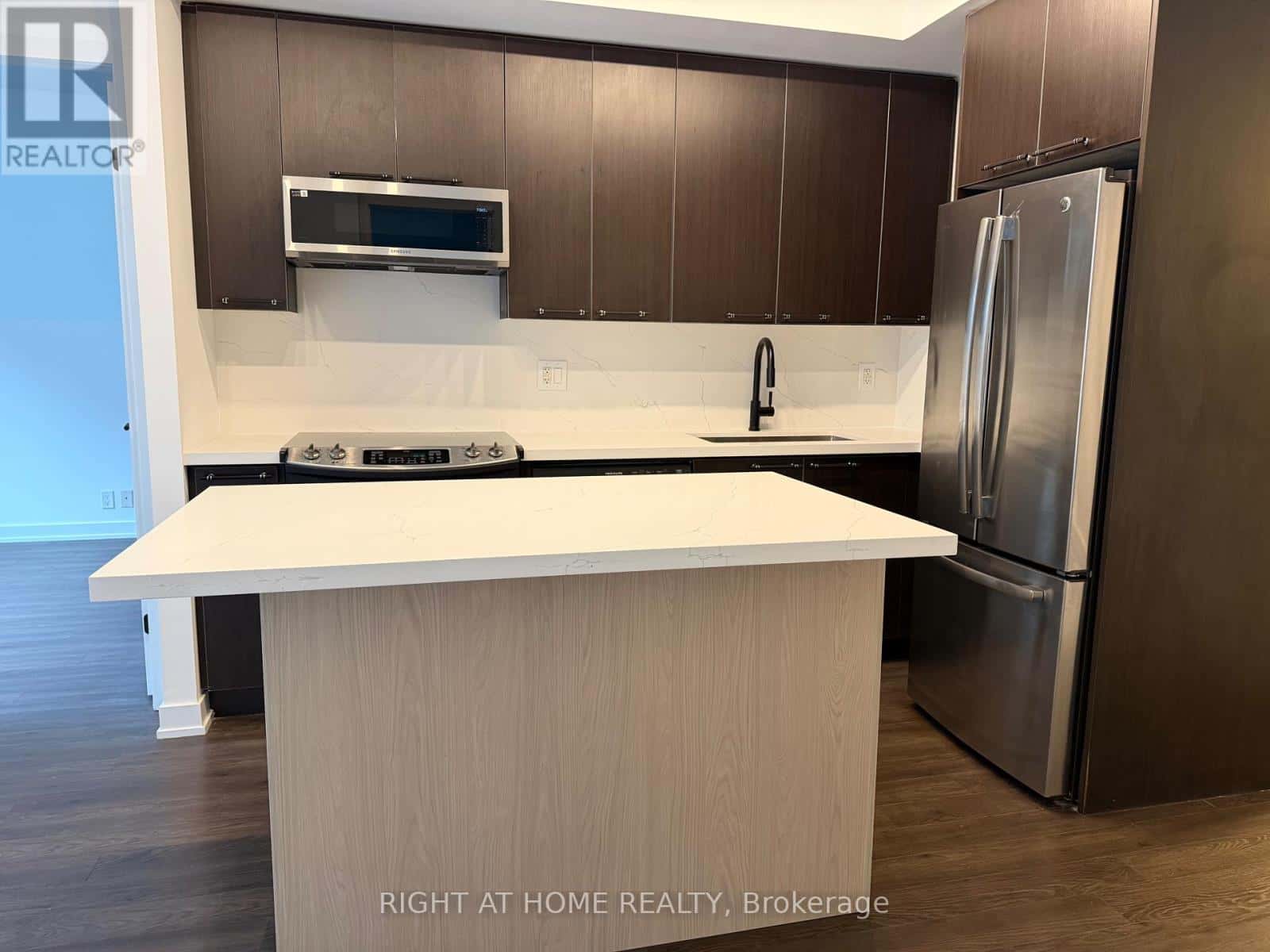 Toronto (Mimico) — Toronto (Mimico) - Photo 4 of 34