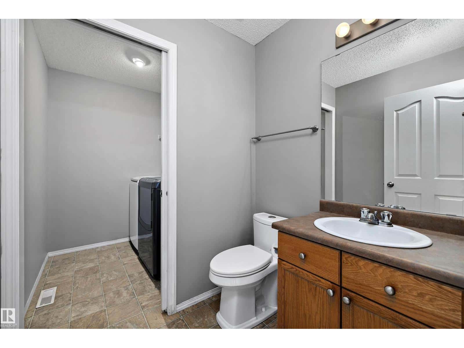 17 FOXBORO LN — Sherwood Park, Alberta - Photo 5 of 46