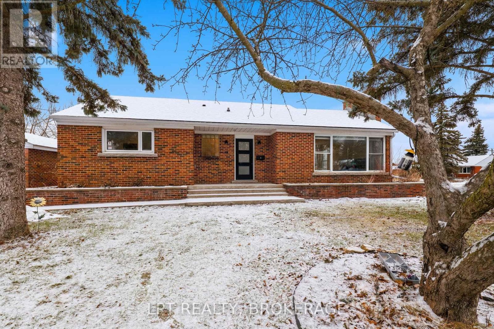 9 ELIZABETH AVENUE — Kingston (West of Sir John A. Blvd), Ontario - Main photo