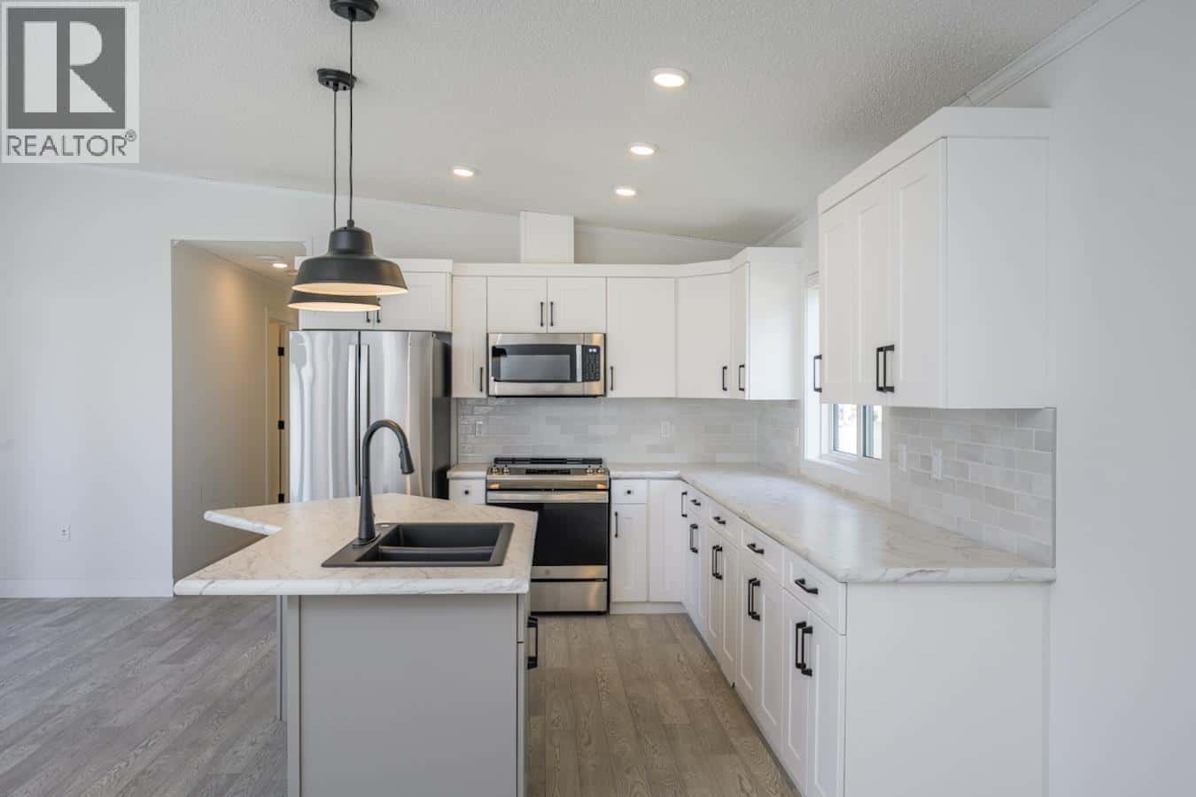 11 5164 HART HIGHWAY — Prince George, British Columbia - Photo 2 of 28