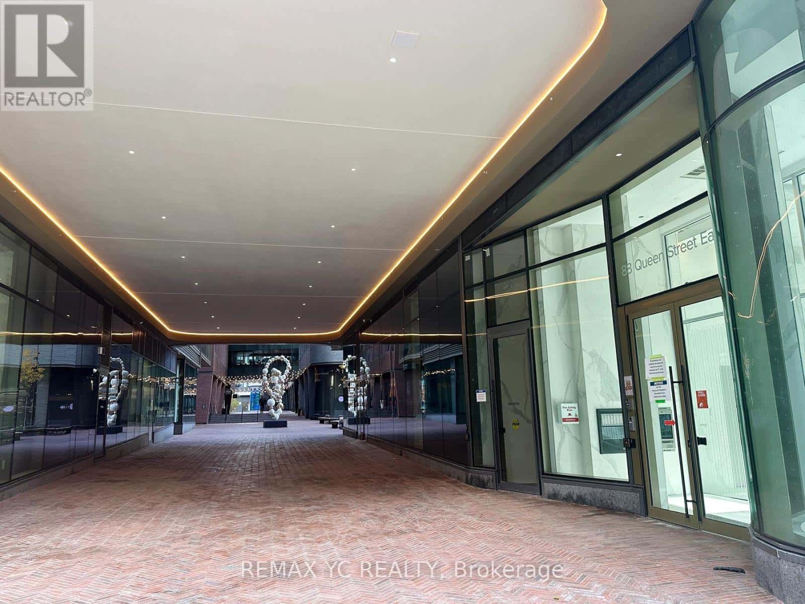 Toronto (Church-Yonge Corridor) — Toronto (Church-Yonge Corridor) - Photo 2 of 20