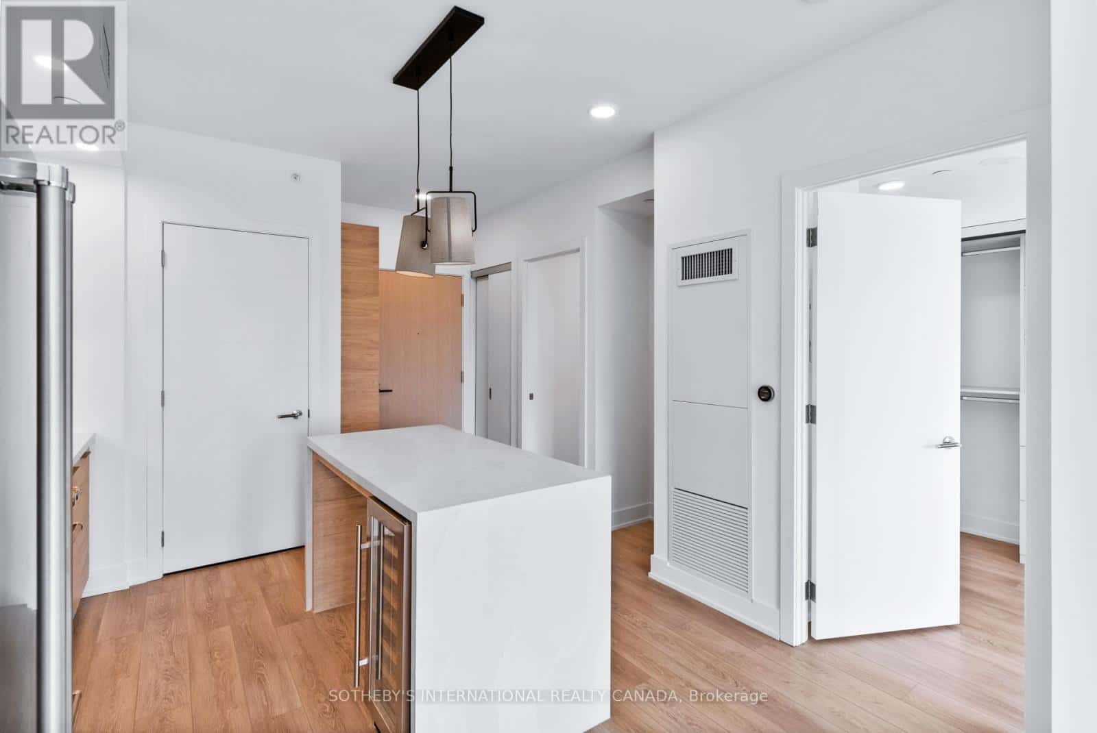 2410 - 200 REDPATH AVENUE — Toronto (Mount Pleasant East) - Photo 5 of 41